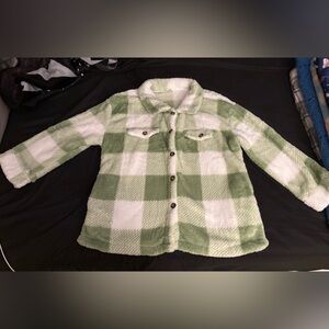 Women’s unknown brand fleece/sherpa like green/white plaid shacket in size XXL